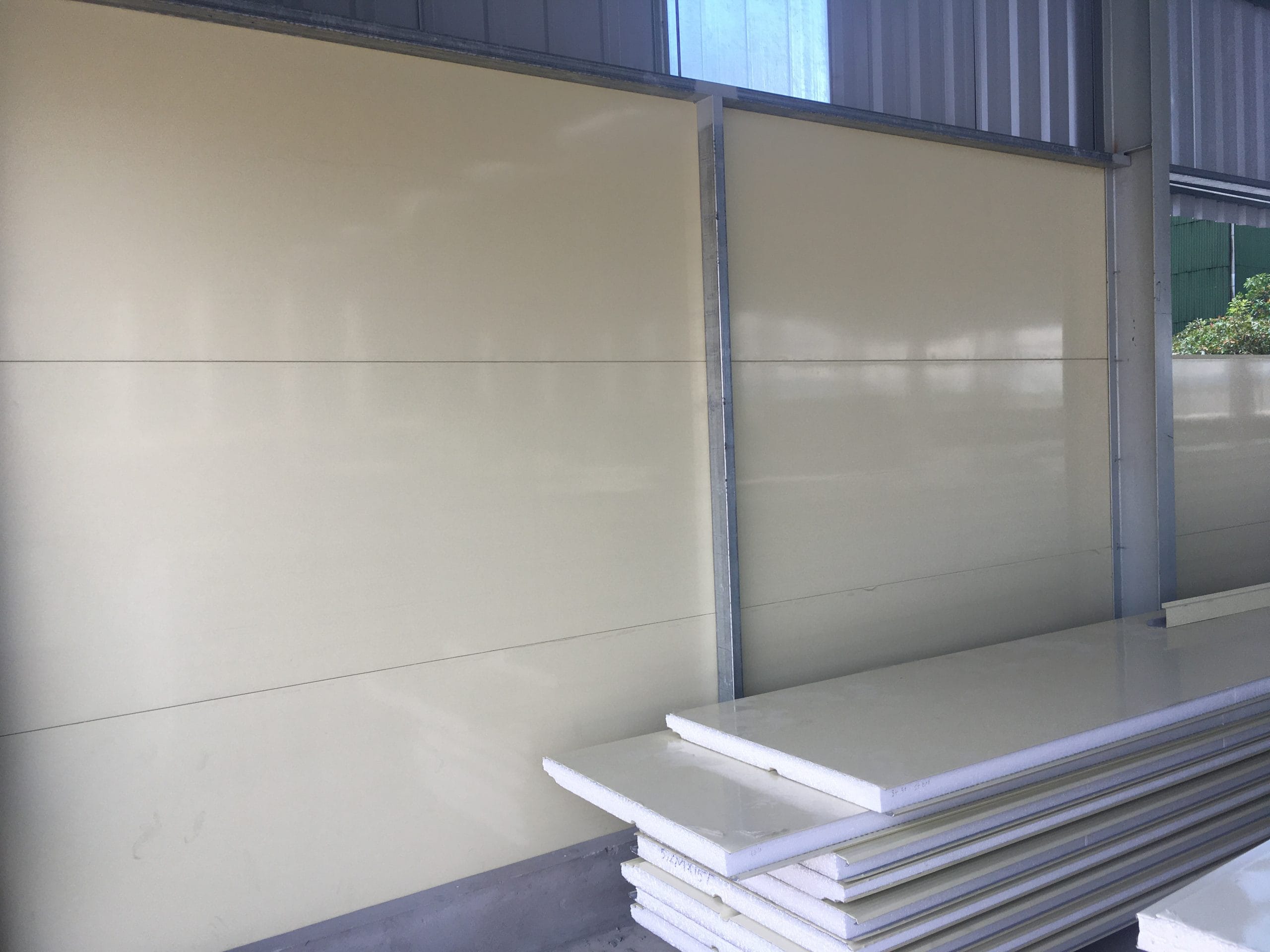 Tôn ốp tường ngoài trời bằng tấm panel 3 lớp